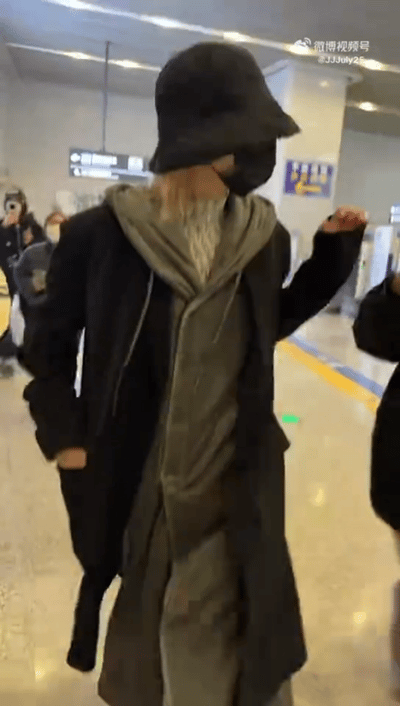 爆灵超机场殴打女粉丝灵超机场拽头发殴打女粉丝好莫名其妙女生都想跑了灵超拽着