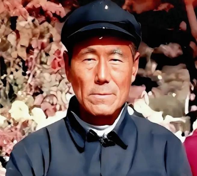 抗美援朝战场上，有个让指挥部头疼的人物，叫董明德。每次派任务，首长都得反复叮嘱一