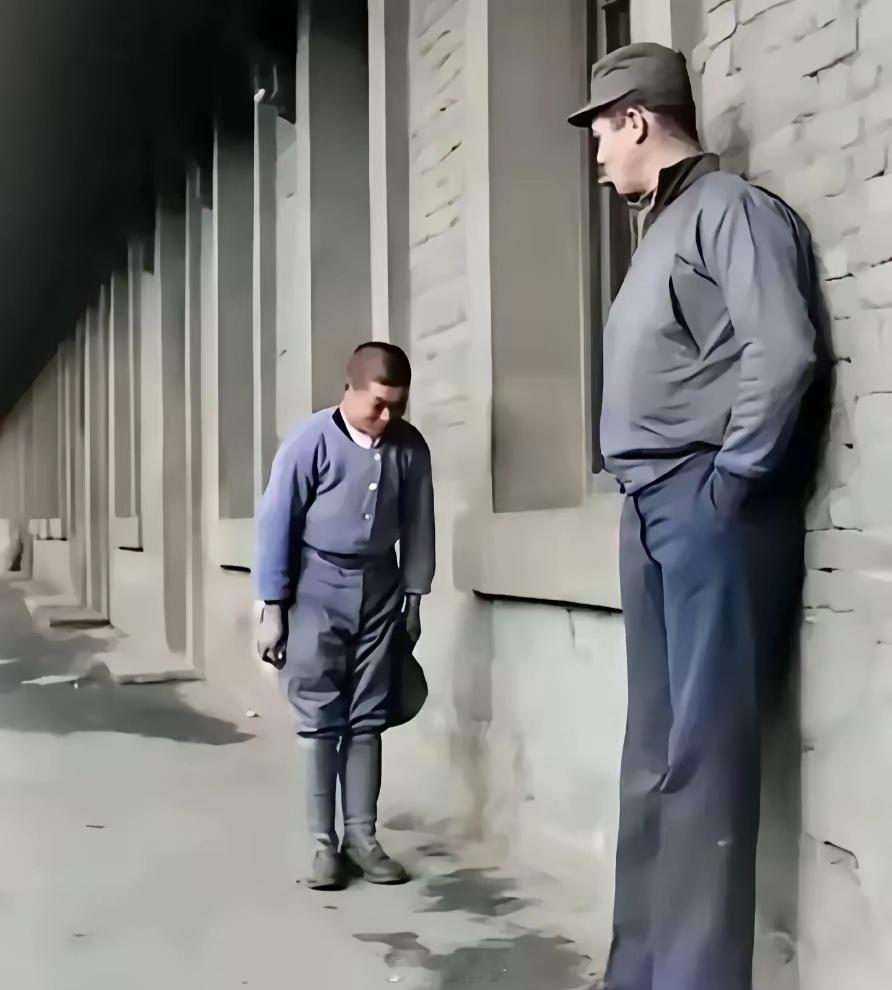 日本兵重复说了半天：“日本是美国的狗”！在第二次世界大战太平洋战争的后期，随着美
