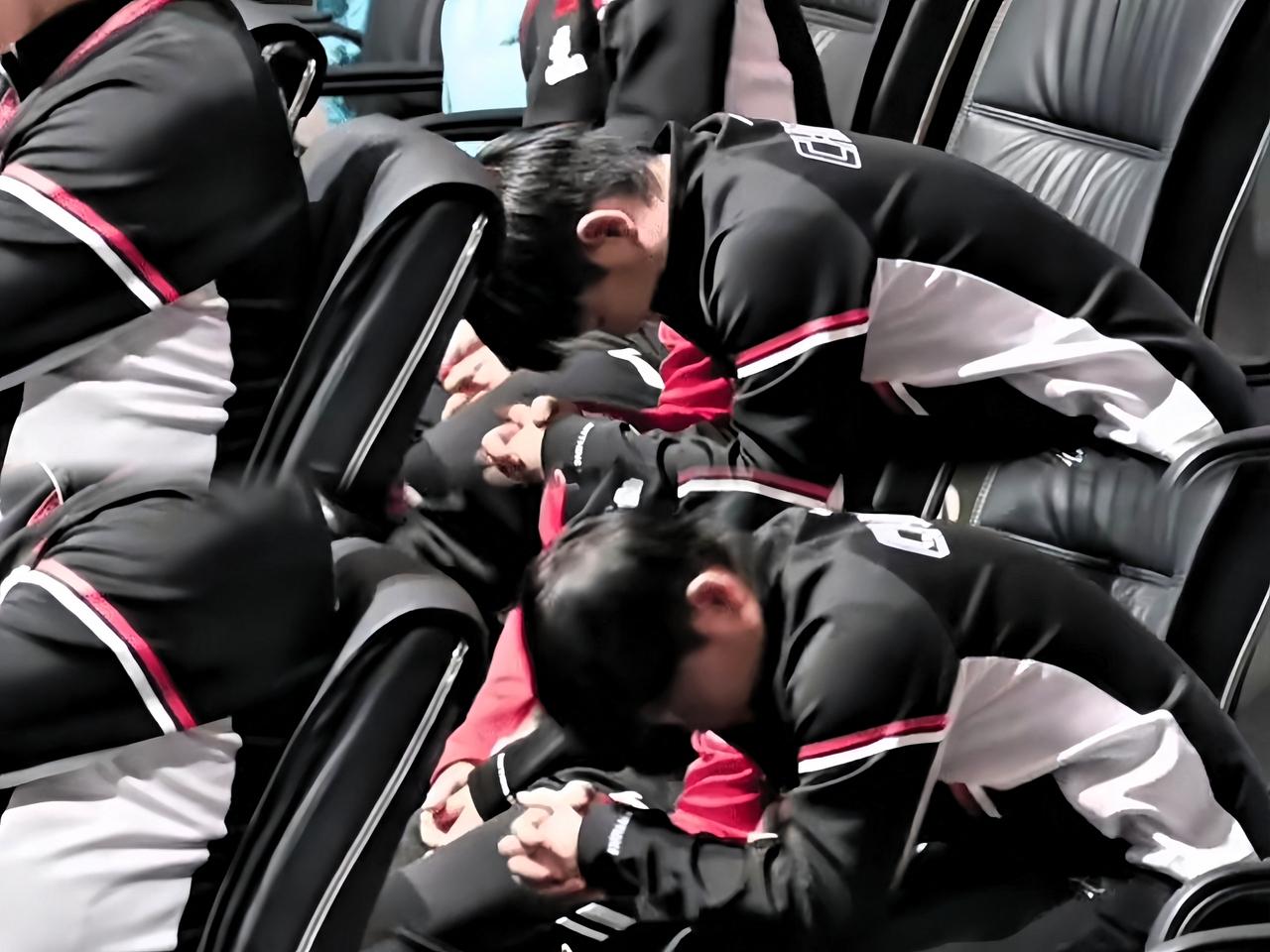 再看莎莎场边的“少女祈祷”，这份心意真的太难得了！大头男单比分一落后，莎