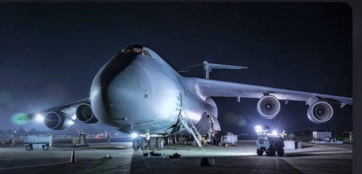 周五，伊朗和美国将会在阿曼举行年度第一轮外交谈判。在谈判之际，有两个重要消息要