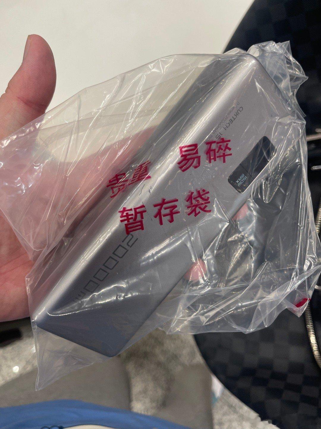 首都机场在原来安检闸机下扶梯那个位置增加了很多安检人员预检充电宝检查充电宝3C标