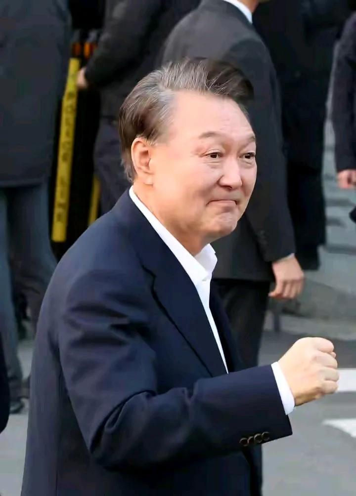 韩国历史上14位总统的最后结局。第一位：李承晚，在位12年，1948年…19