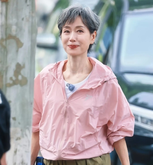 演员叶童自曝悲惨身世一生与亲生哥哥仅仅见了三次面她说哥哥现在当保安，她也不愿
