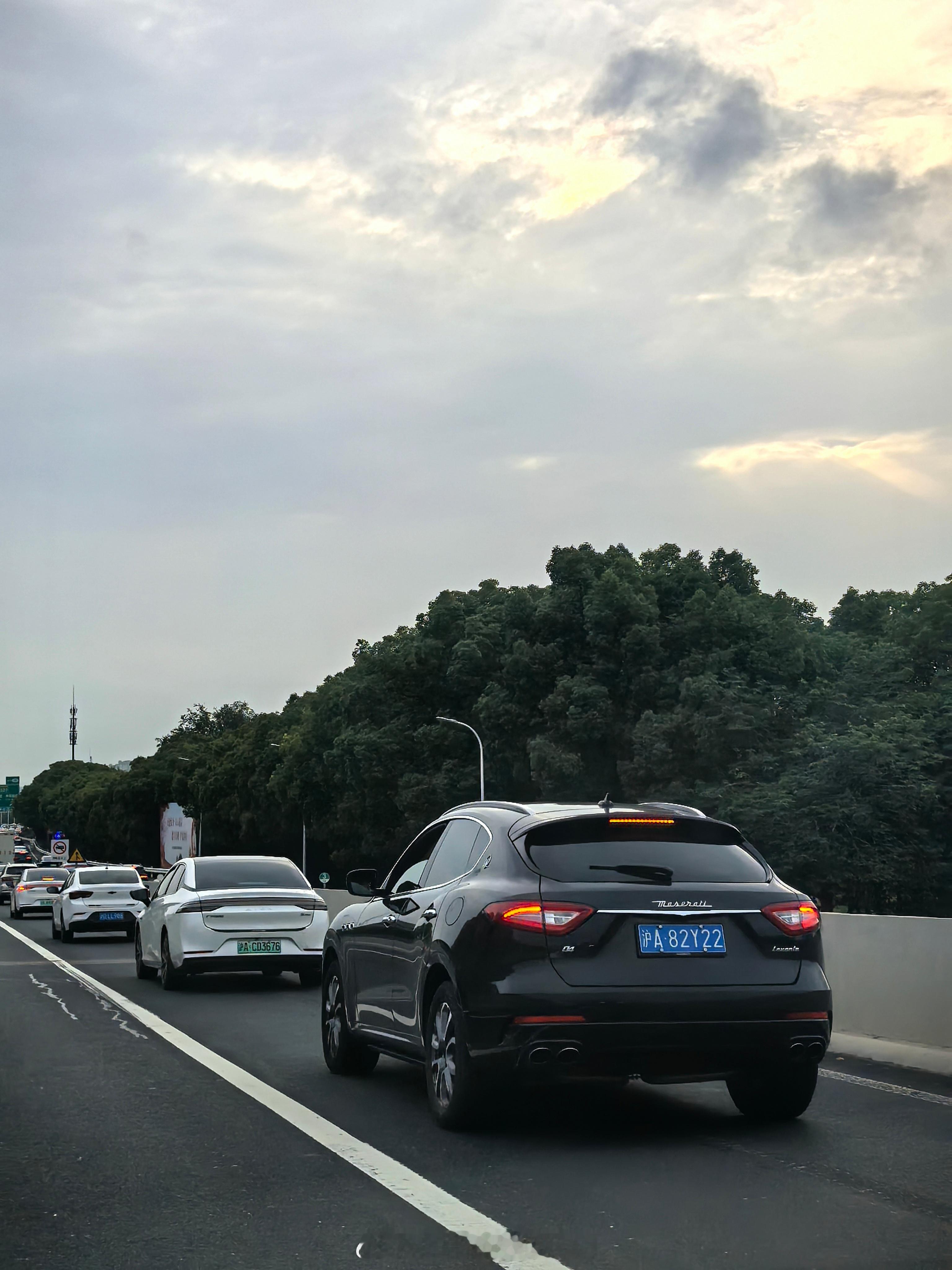 我刚毕业那会，妥妥百万豪车…​​​