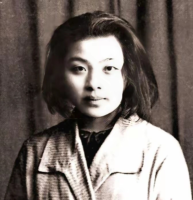 1928年，民国才女丁玲同时爱上了两个男人，哪个都不舍得分开，于是提出了共同生活