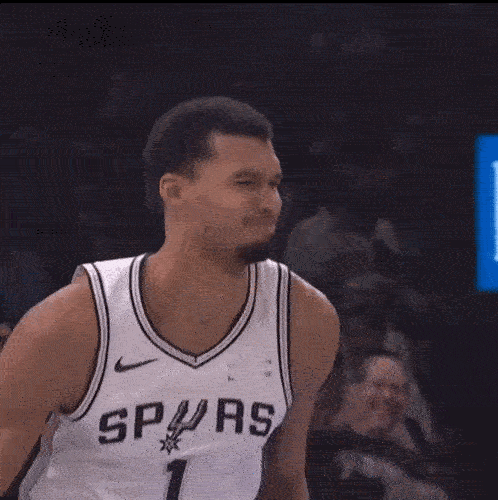 文班斗切特，你来我往，隔扣，大帽，还不忘做鬼脸嘲弄一下，切特好脾气，两个人各显神