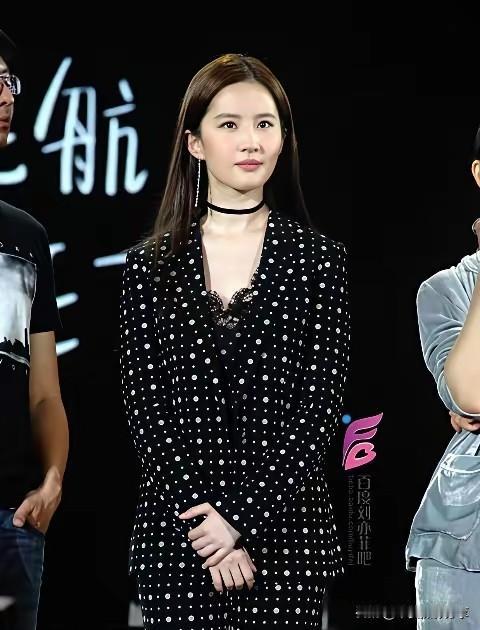 刘亦菲西装刘亦菲明星刘亦菲刘亦菲写真照刘亦菲​​​​刘亦菲红毯生图