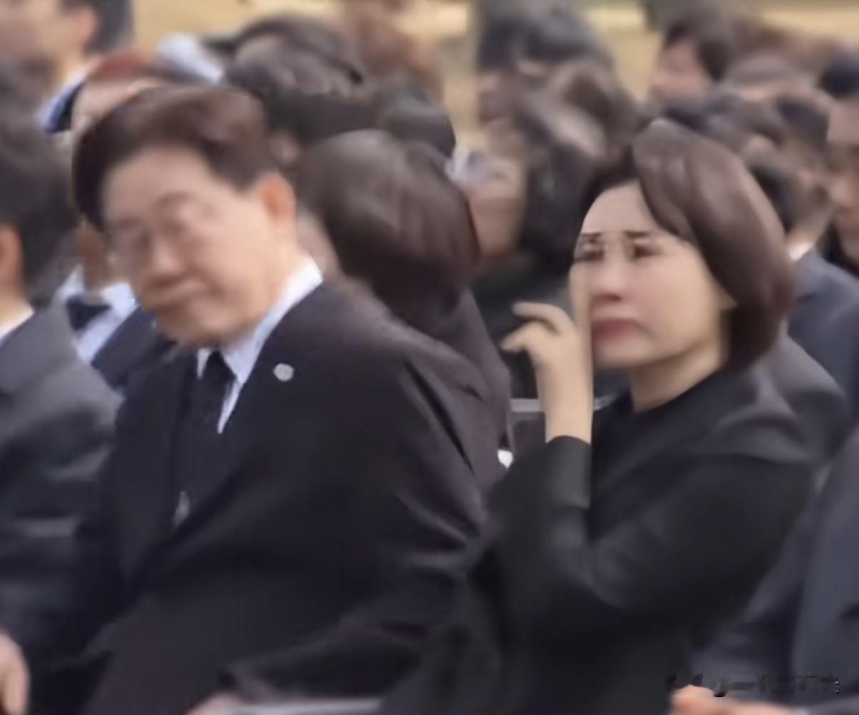 《韩国总统李在明是暖男》李在明妻子金惠景，人美心善，对丈夫政治目