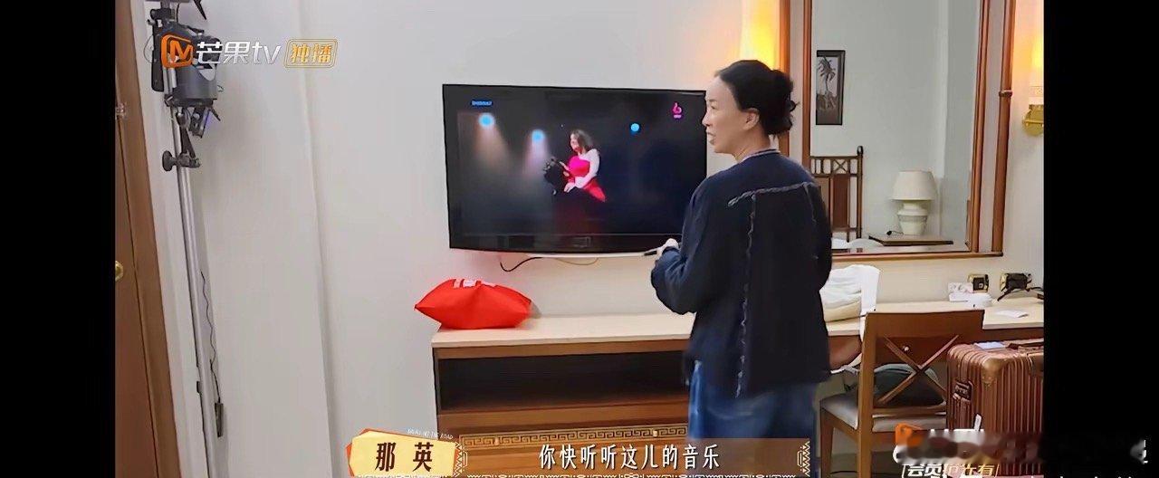 埃及之旅，那英跟马思纯分在了一个房间，这下可把那英高兴坏了。​那英上来打开电视，