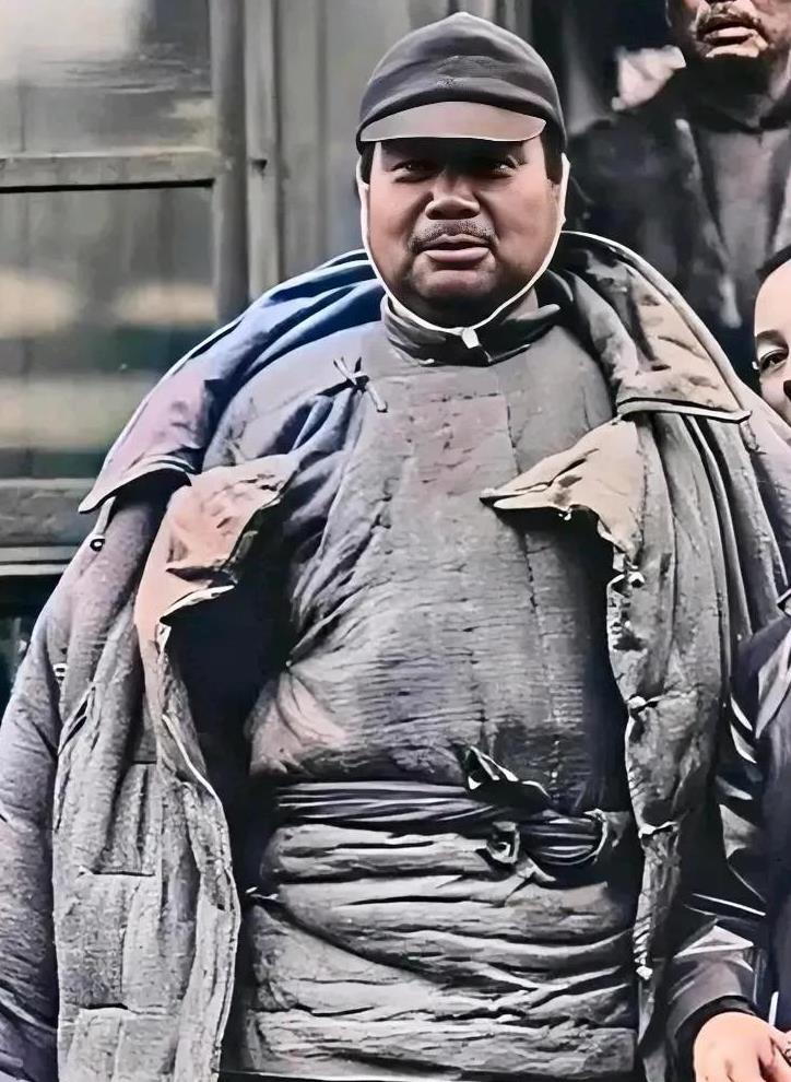 这才是冯玉祥的真实面貌，这不是演员饰演的，而是货真价实的珍品，容貌呈现的非常清晰