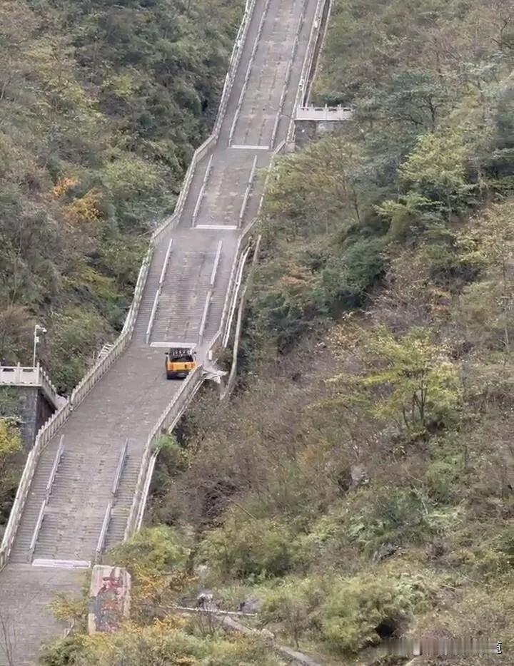 挑战天门山？好家伙！本以为能干票大的，结果拉了坨大的！陆虎敢这么玩，是因为有爬