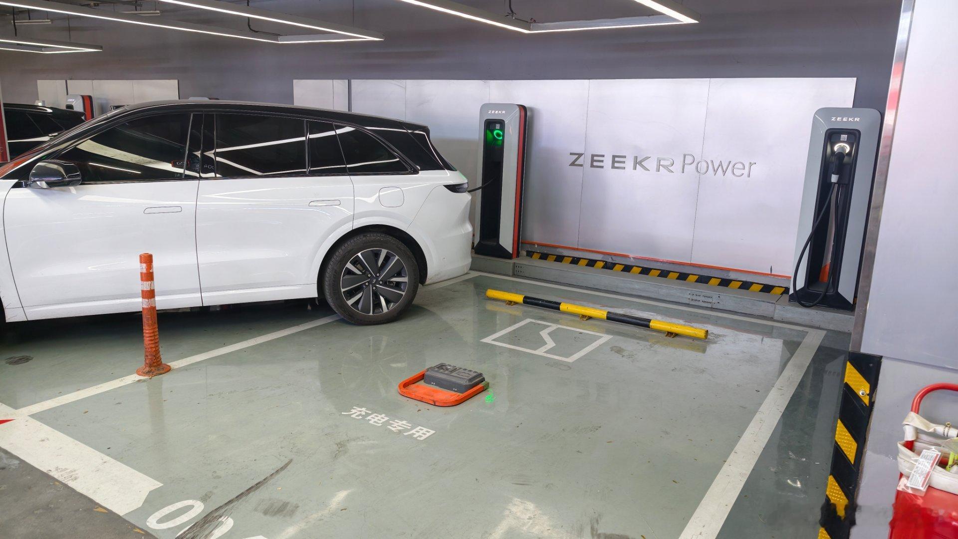 哥们你这车位停的也是没谁了