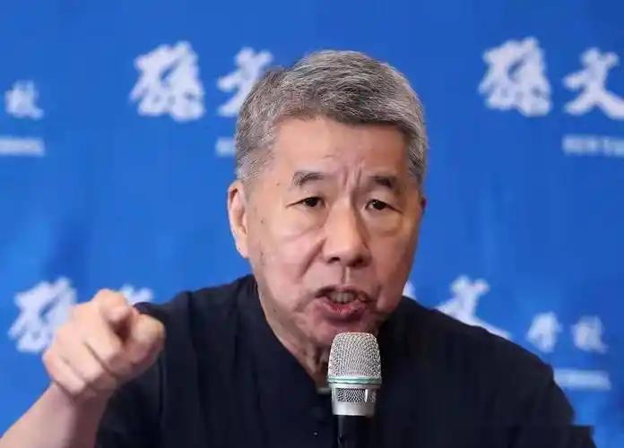 张亚中骂得透彻：难道少了两百亿，就不是走狗了吗？台湾7800亿天价军购案的闹
