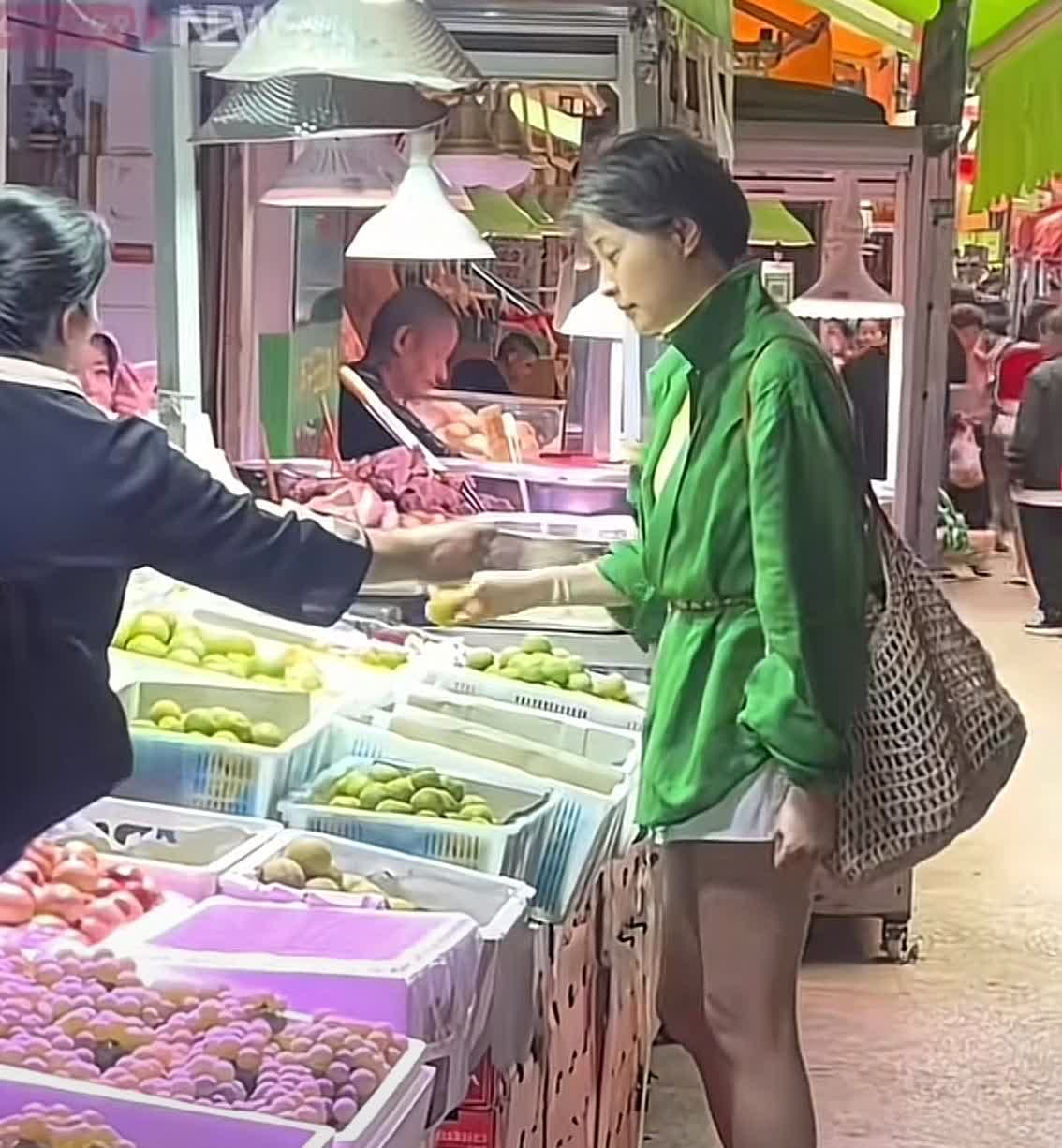 陈建斌这几天睡不好了！因为他看到前女友吴越在云南华丽菜市场被偷拍的一组照