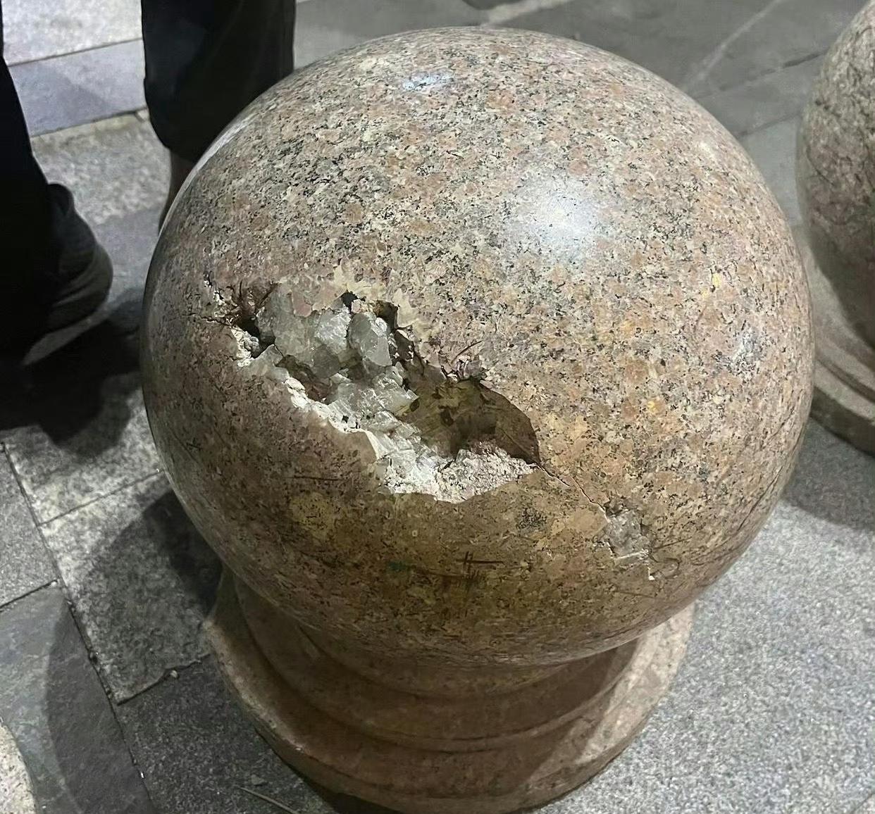 你知道吗？石墩子为啥那么贵了，原来是里面装着水晶！最近朋友圈都在流传这个段子：