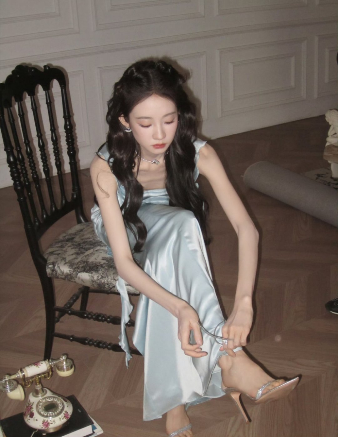 张艺凡公主还要亲自穿高跟鞋嘛，放开我来