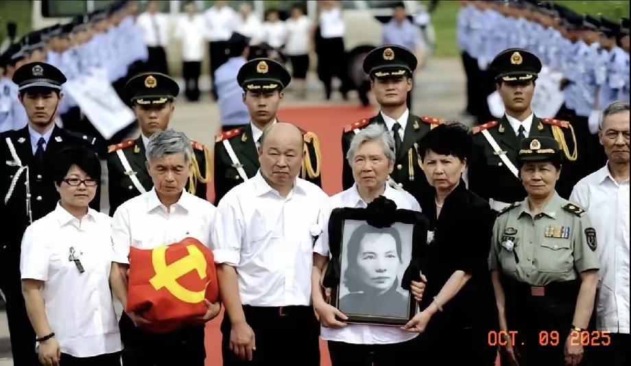 “回家了！”宁波机场那一幕，看一次眼眶热一次！白发苍苍的朱晓枫，终于接回了从未谋