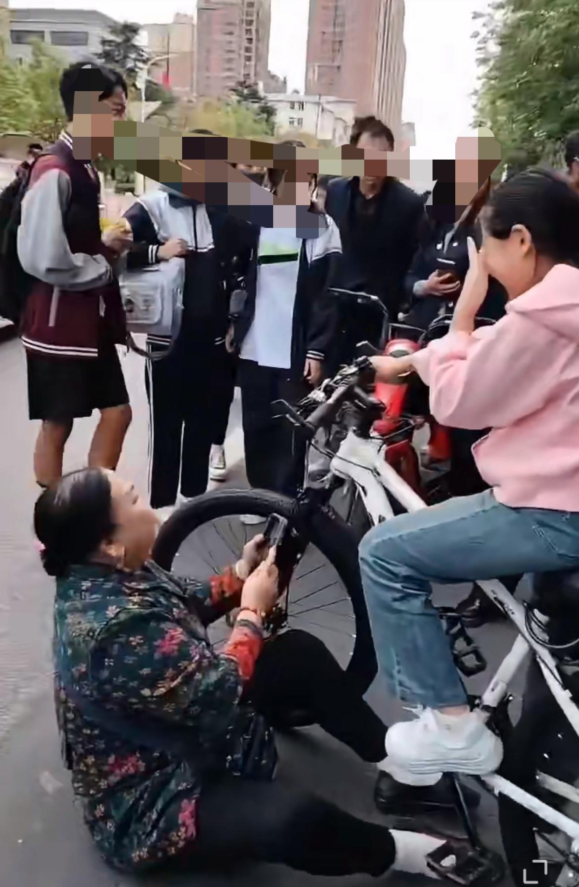 老太太疑似碰瓷小女孩，众人围观纷纷指责老太为老不尊，小女孩也不和老太纠缠，车也不