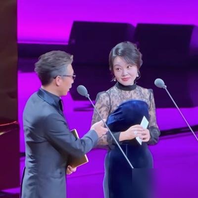李乃文跟闫妮同台颁奖，开口第一句就是“好久没见”，闫妮当场给撅回去了：“前两天刚碰着，就是没打招呼。