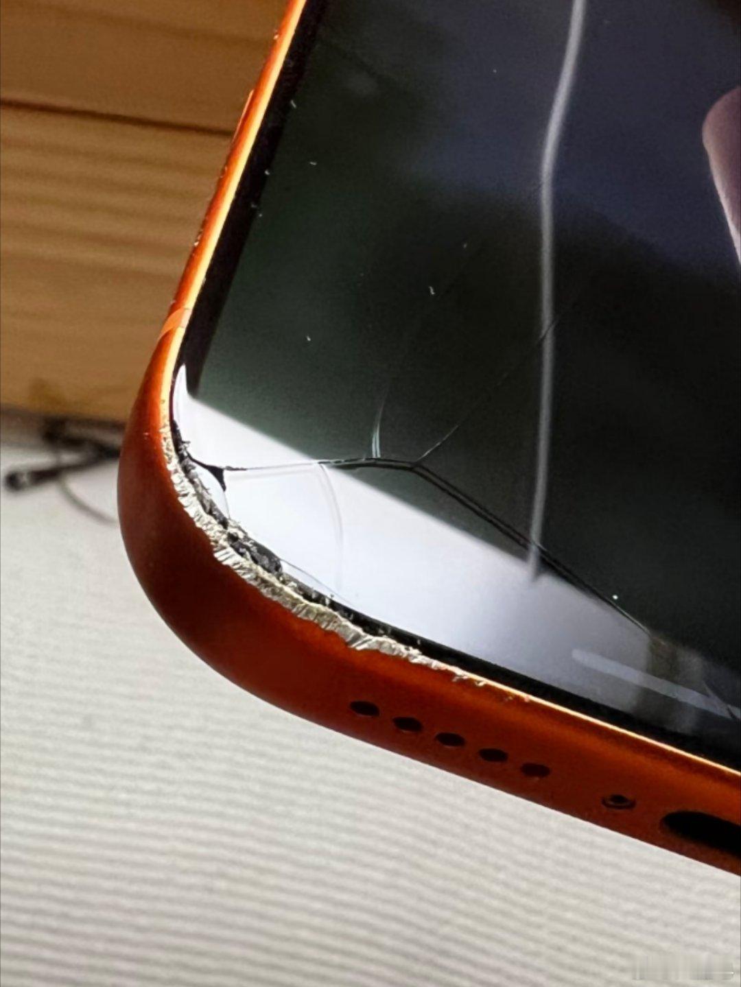 还是老老实实戴上手机壳用吧，这一代太软了​​​