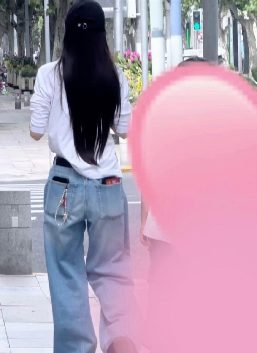 37岁Angelababy杨颖和儿子现身上海街头，她的打扮好时尚，身材又高又瘦。裤兜里装了三部手机，