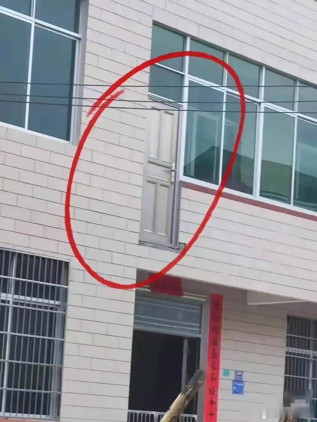 在乡下办事无意间看到的，一户人家的二楼外墙竟然安装了一道这样的门，铝合金材质的，