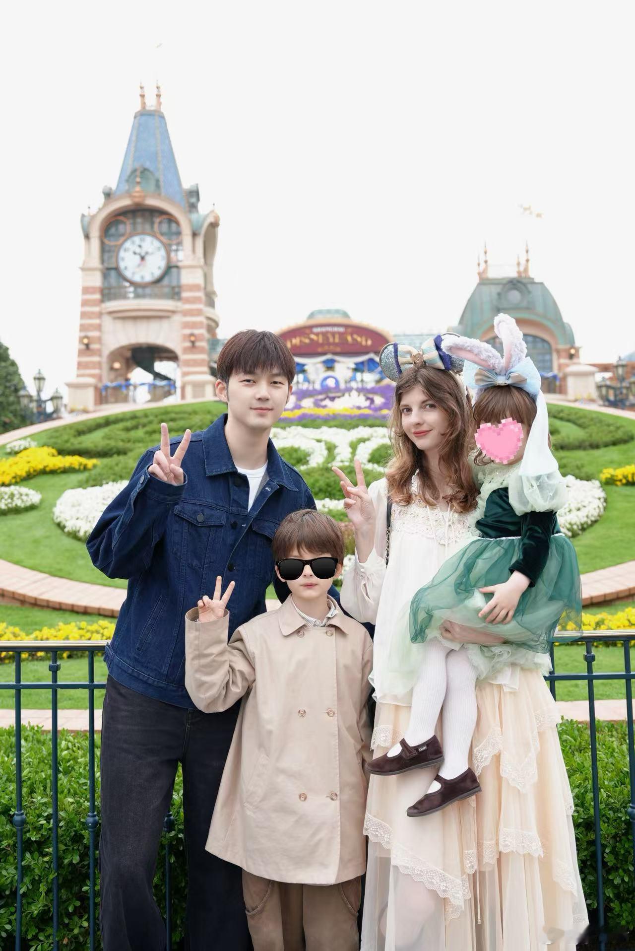 董力8岁儿子都这么高了董力阿诺一家四口全是大长腿迪士尼的快乐被董力一家诠释得淋漓