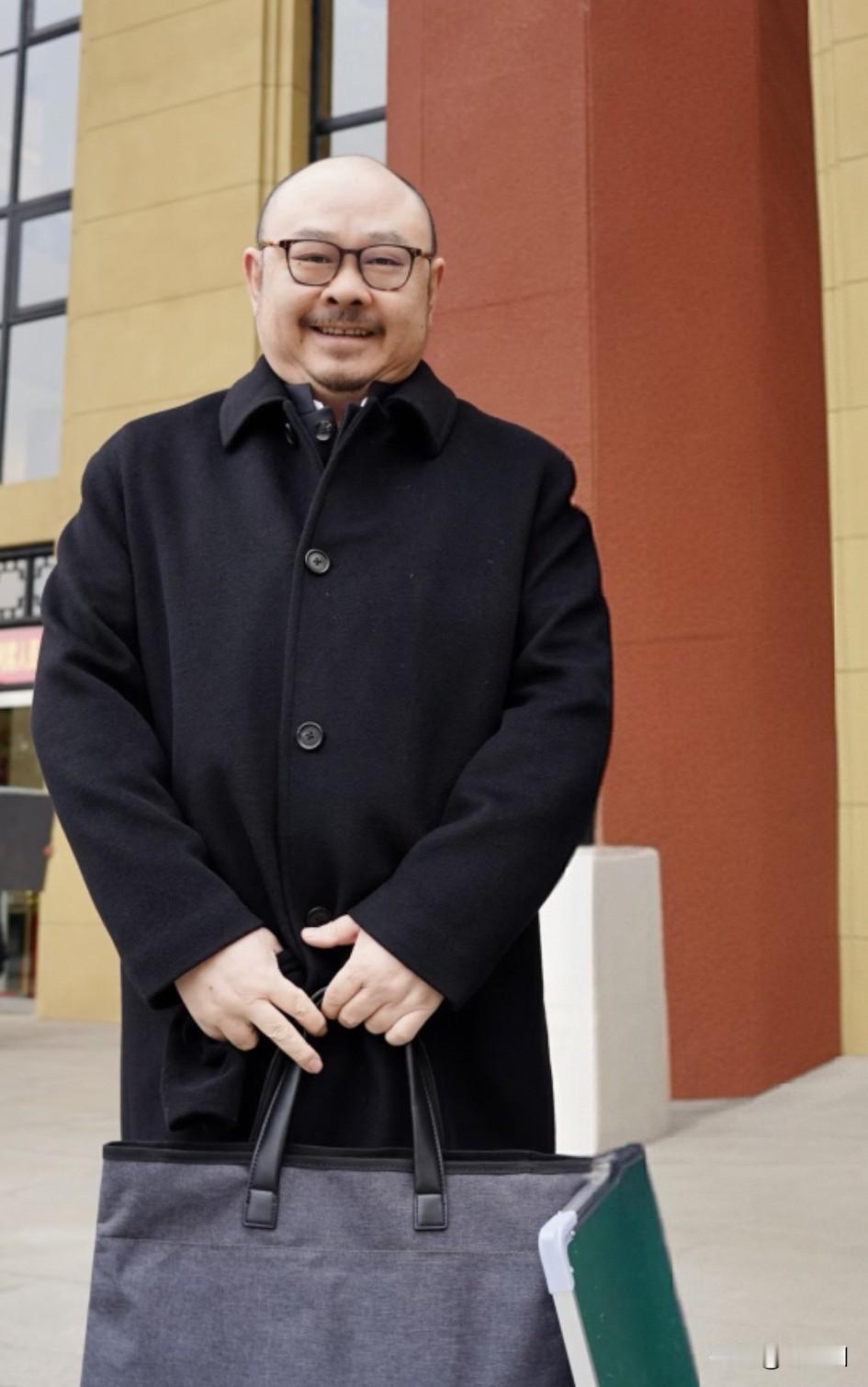 54岁刀郎近照曝光，身材发福竟然越长越像“药匣子”范伟了。早年照片显示，刀郎