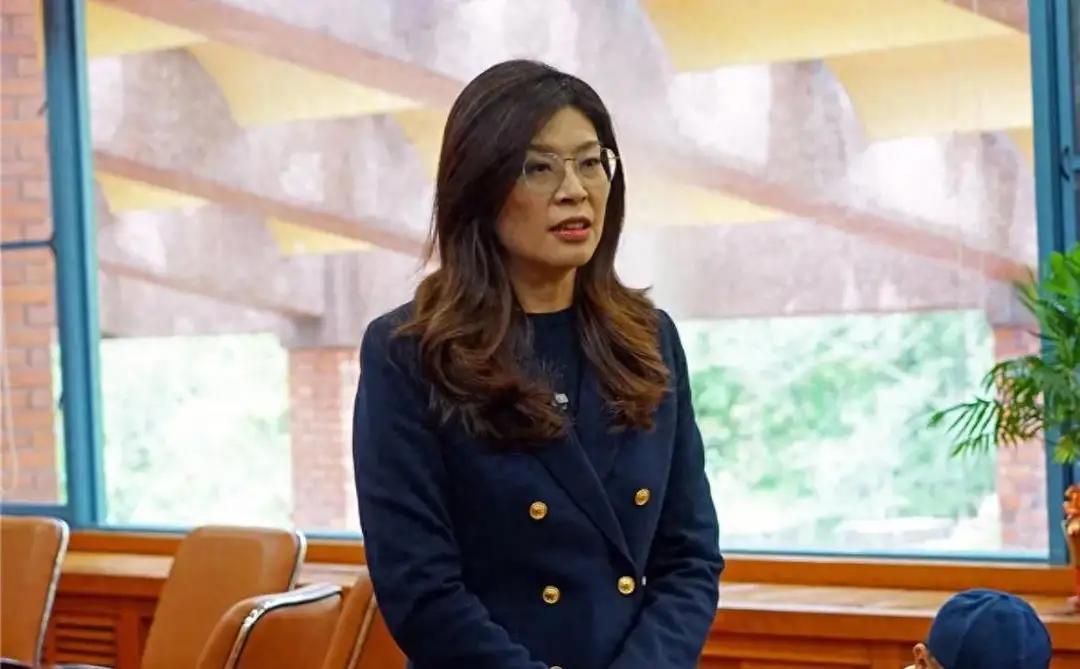 青鸟终于尝到郑丽文的厉害了！青鸟一向狂妄自大，仗着有民进党撑腰就敢胡说八道，这下