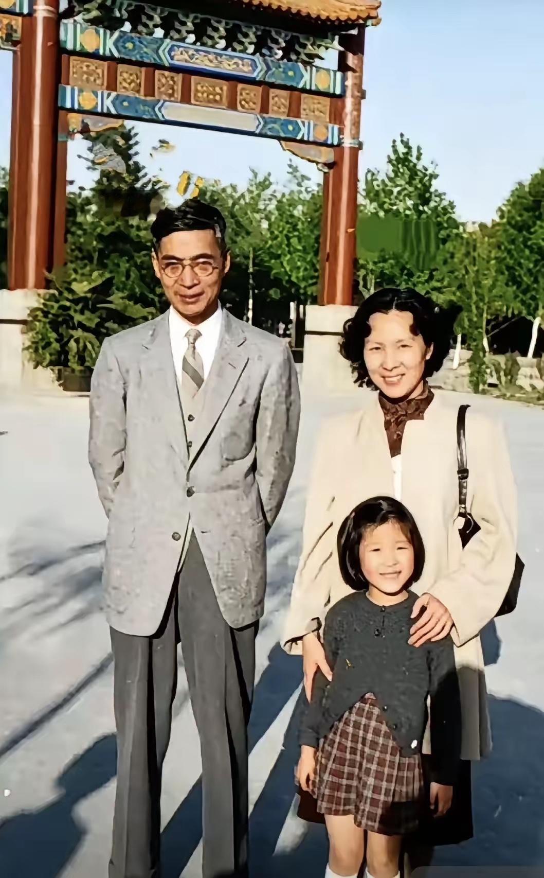 这是拍摄于1956年的北京颐和园，郭永怀一家三口对着镜头留下了温馨合影，妻子李佩