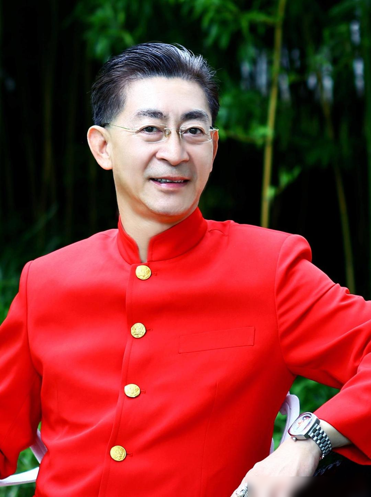 他爹六龄童早就告诉他，演猴不盯出神来，这角色就是死的。六小龄童不信邪，把自己当牲口练。先讲狠的。他高