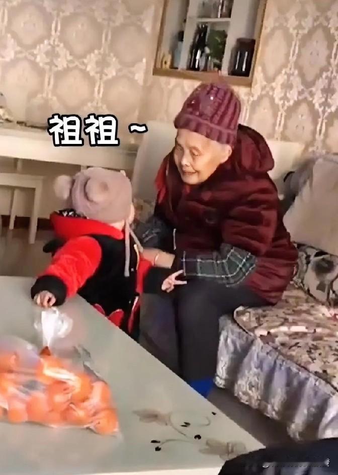 老人正在看电视，12月15日报道，宝宝慢慢走到她身边，并抬头看着她，冷不丁开口喊