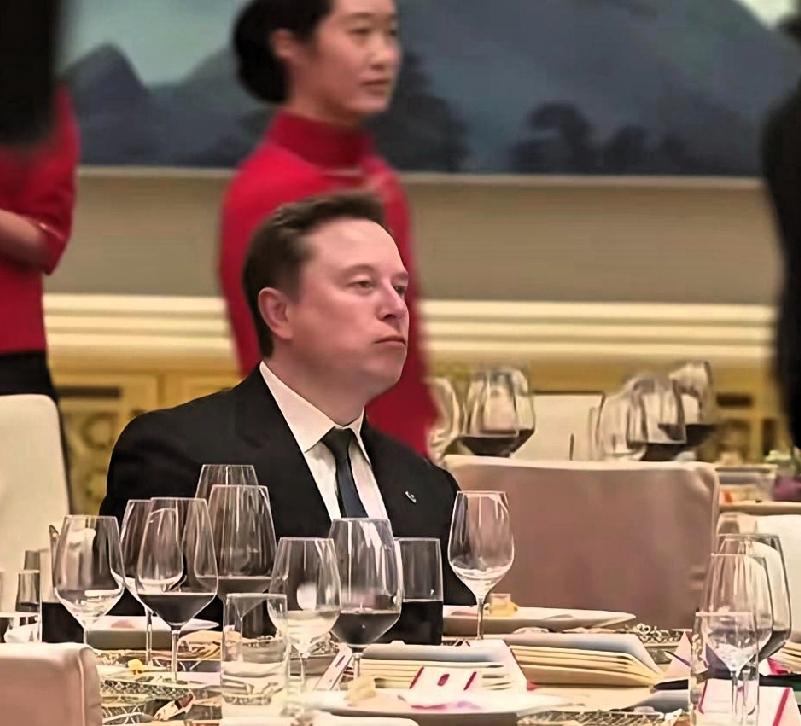 马斯克身上最难得的特质，是他从未被世俗磨掉那份孩童般的天真。晚宴现场，宾客