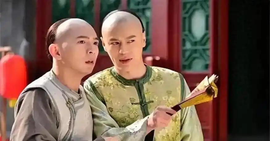 嘉庆十三年五月，京城酷热难耐。一个叫敏学的皇族子弟酒后上街，剃了个头，正往家走。