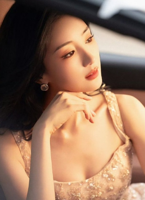 毛晓彤的七夕状态也太好了吧，粉色加身，温柔又浪漫。感觉她就是七夕的代言人，这氛围