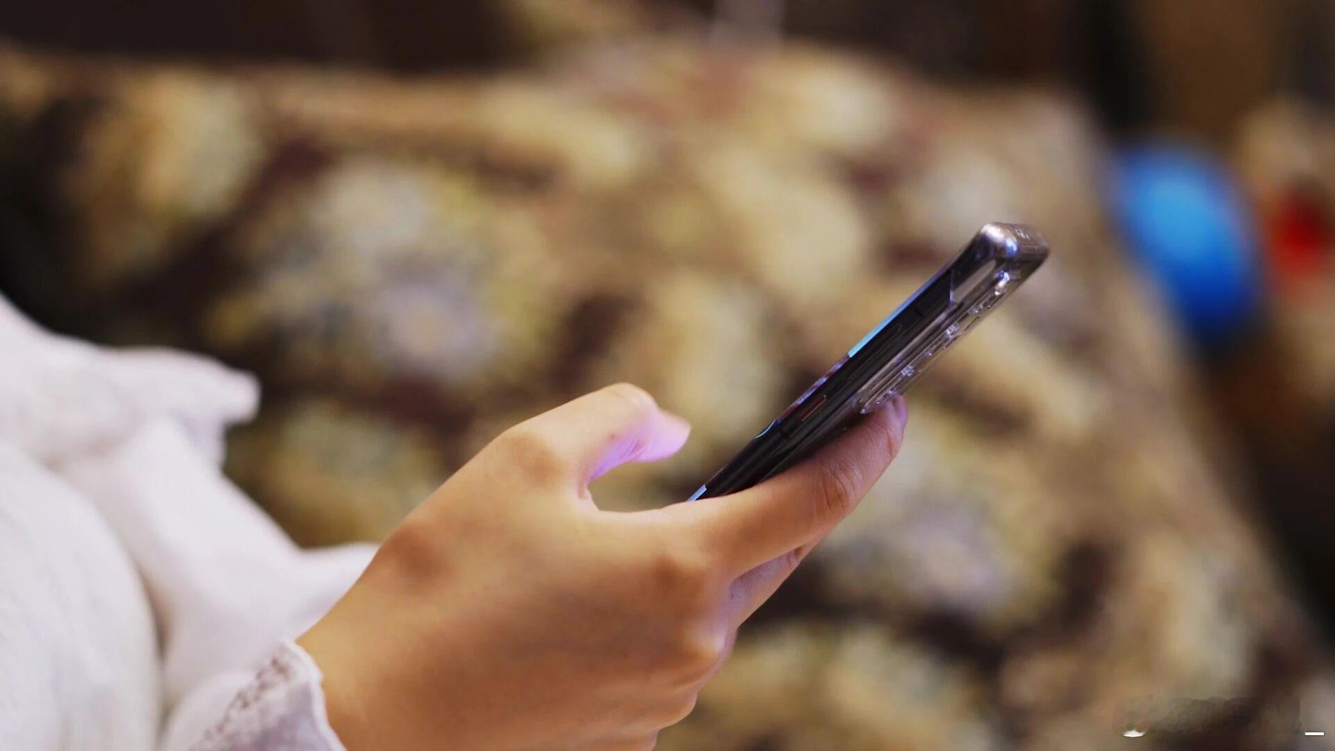 LCD是背光发光，久看不累眼还不容易烧屏，但屏幕偏厚；OLED自发光能显纯黑，还