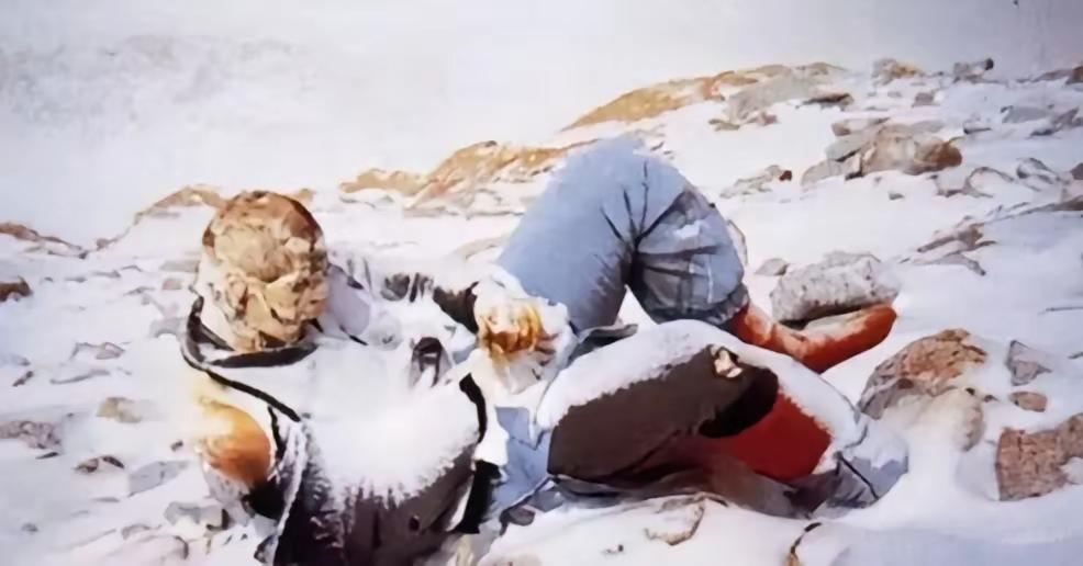 1998年，珠峰八千米"死亡地带"。美国媳妇弗兰西斯和俄罗斯"雪豹"老公谢尔盖，