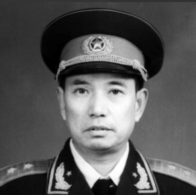 1979年，新疆军区司令员吴克华路过奎屯兵站，中午就在那里休息。午睡时，床板忽然