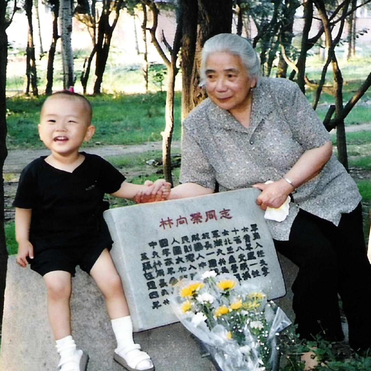 1995年，林豆豆的表姐陈慕琳带着孙子，来到华北军区陵园，看望长眠在这里的舅舅林