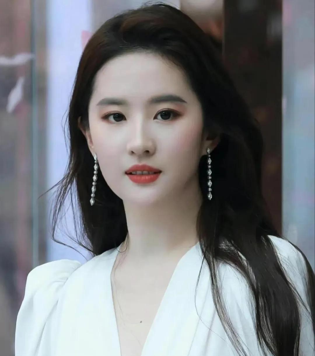 今天中午，几个小同事在聊现在的年轻女演员比较抗剧的，她们竟然说：刘亦菲，杨紫，赵