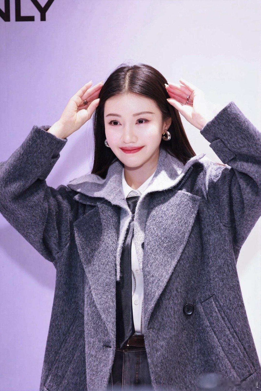 无需修饰便是最佳状态，王鹤润用生图诠释了真正的美。肌肤细腻光泽，笑容温暖治愈，线