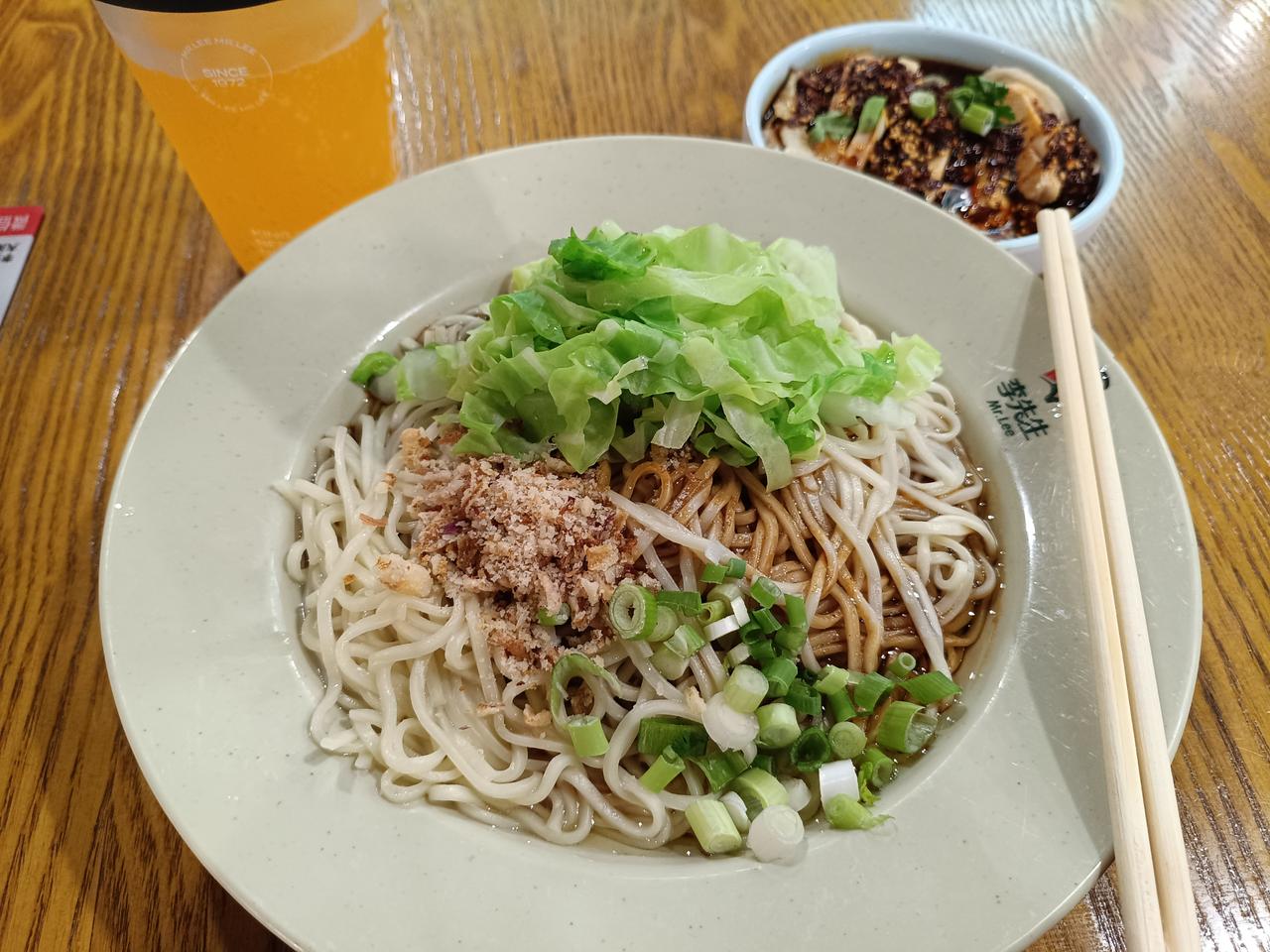 想买两条加绒的打底裤，为了看看材质去了线下超市服装区。我刚拿起一条裤子看，导购员