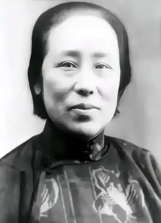 1941年，64岁的何香凝在逃港途中，被一伙人开枪逼停了船，船长绝望了，何香凝却