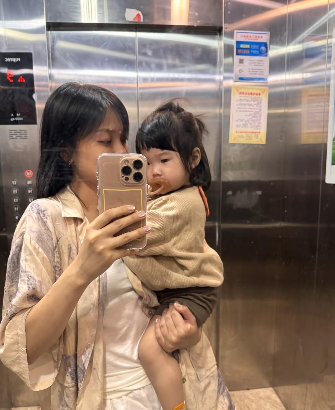 刚刚在电梯里，一个5岁小孩的话，让全场大人沉默了…😮下班回家，电梯里挤