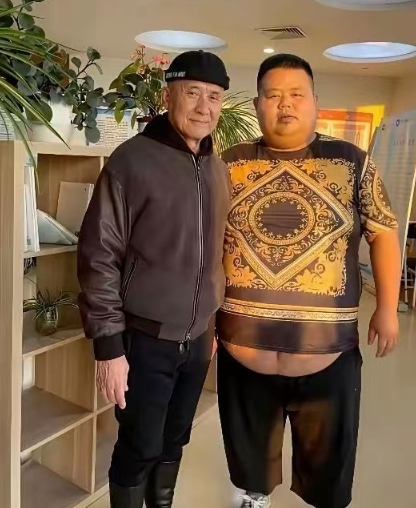 左边的大明星老戏骨大家认出来他是谁了吗？是不是特别眼熟？​​​