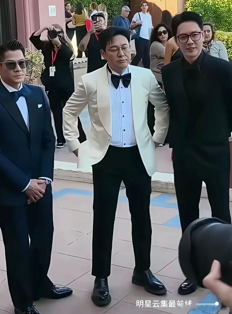郭富城靠边站，张颂文两手叉腰站C位，出名了有点张扬啊。以前的张颂文看着很谦虚的，