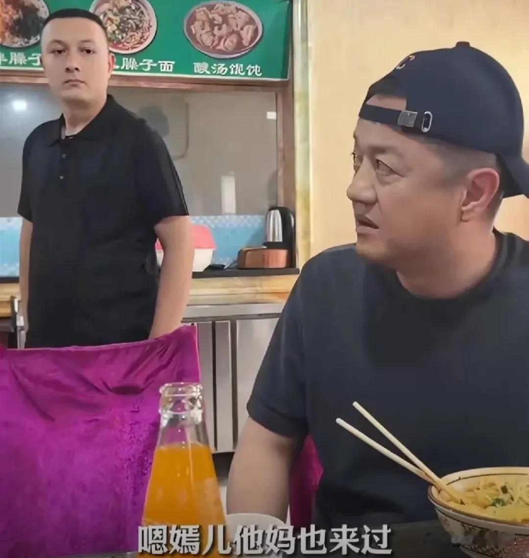 李亚鹏重回新疆老店，反复提及王菲引起争议！最近李亚鹏又上热搜了！54岁的他