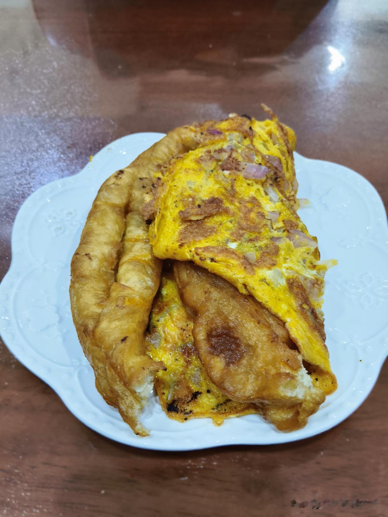 周一到周三，还是鸡蛋饼，小米粥，爱吃就不嫌烦。上班五天，每天早晨两个鸡蛋。原来