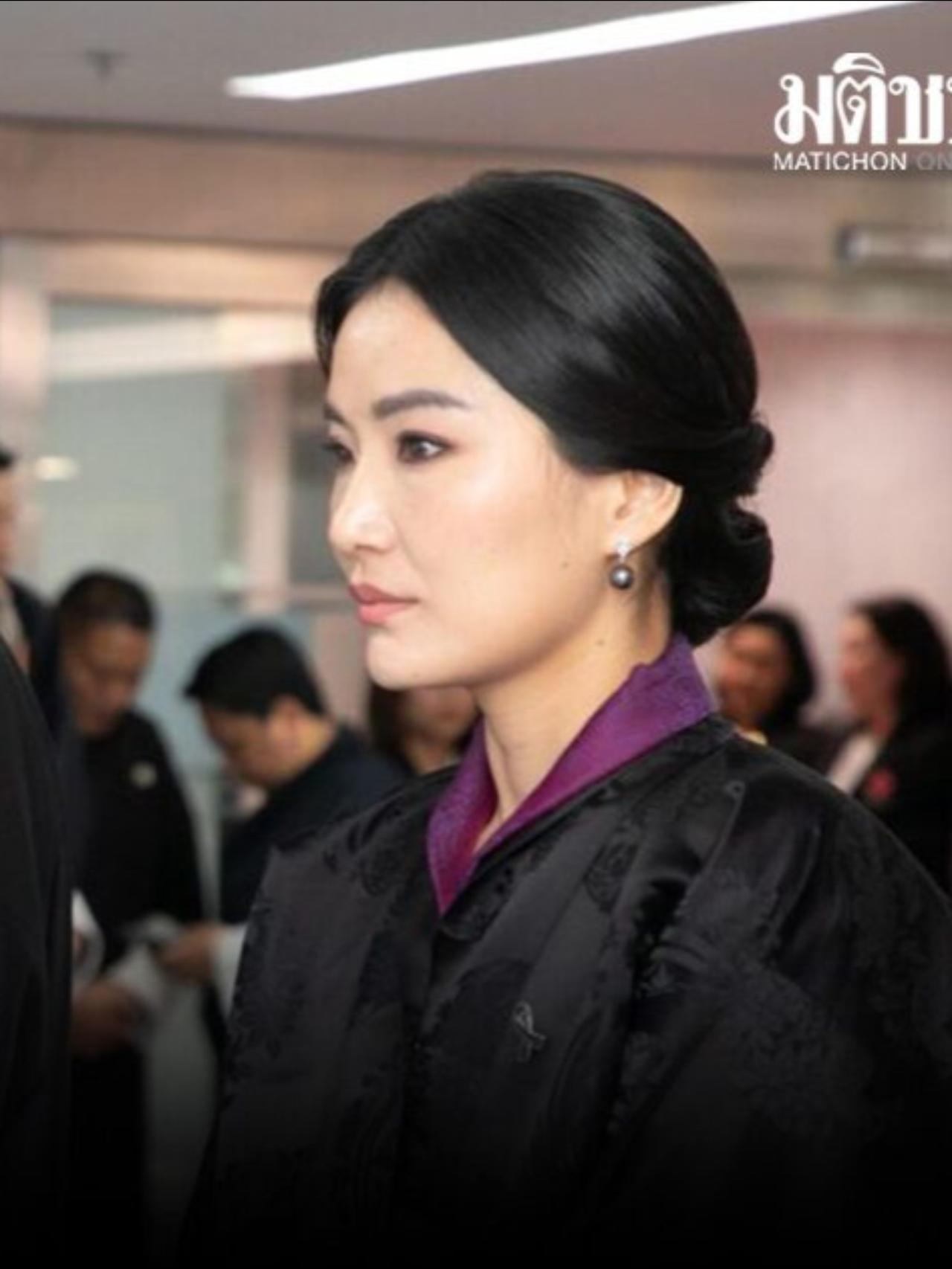 不丹王室成员集体穿黑丧服，祭拜泰国帕公主泰国和不丹王室关系铁得很，互相走动特别
